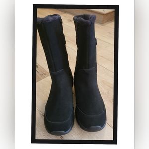 NWOT Lands End Suede Boots...size 9